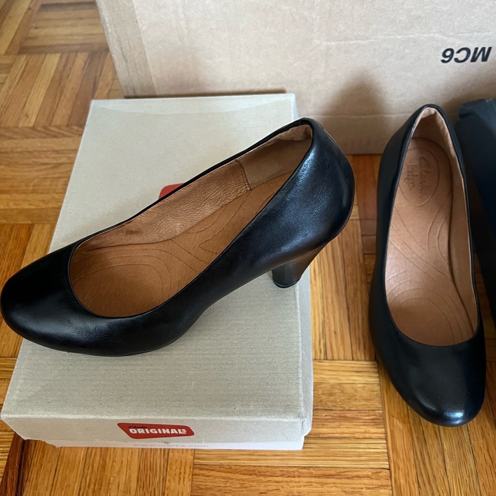 Clarks Women's Black Leather Pumps